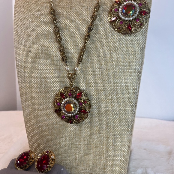 Western Germany Gold, Red Crystal, Pearl Necklace, Brooch, and Earrings - Picture 10 of 12